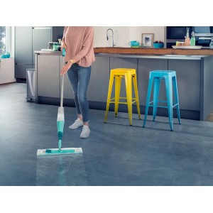 Donna lava il pavimento con il mocio spray Leifheit Easy Spray XL in cucina.