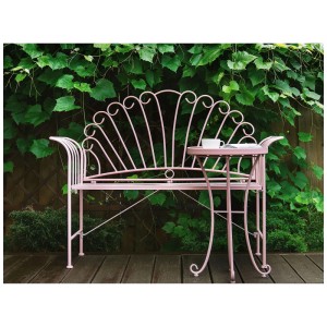 Délicate banc de jardin en métal rose Beliani Cavinia avec petite table sur une terrasse.