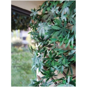 Haie artificielle avec feuilles d'érable comme écran d'intimité pour balcon.