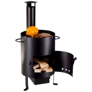 Schwarzer Nouvel Fondue- und Grillofen Gusto mit Grillgut und Holzscheiten.