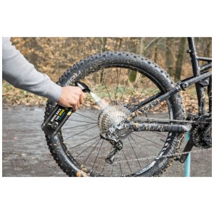 Kärcher Accessory Box Bike OC 3 in uso: pulizia bici con detergente outdoor.