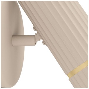 Gros plan : applique murale beige Eglo Caminia avec accent en laiton brossé.