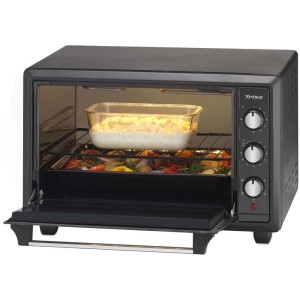 Forno Trisa Forno Gusto 28 l con cibo all'interno, vista frontale.