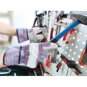 Guanti da lavoro taglia 10 a righe con attrezzi sullo sfondo.