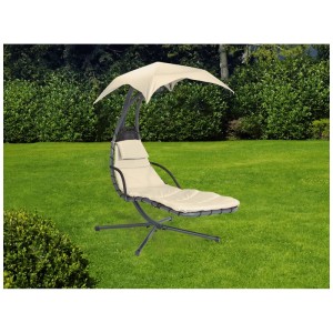 Dondolo sospeso Acamp Solomon in acciaio grigio con tettuccio parasole beige e cuscino su prato verde.