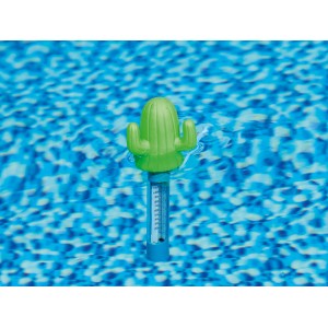 Thermomètre de piscine Bestway en forme de cactus flottant dans une piscine.