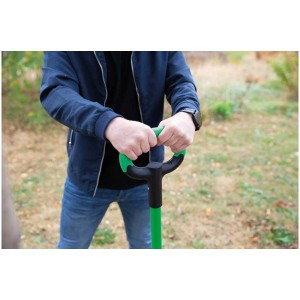 Mani che tengono una pala verde Hammersmith Rayzer. Ideale per scavare e sradicare in giardino.