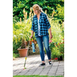 Donna che utilizza il bruciatore per erbacce Gloria Thermoflamm bio Classic Plus con cartuccia di gas in giardino.
