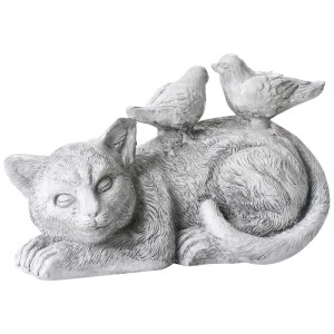 Graue Gartenfigur: schlafende Katze mit zwei Vögeln auf dem Rücken. Rustikale Used-Optik aus Magnesiumoxid.
