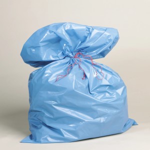 Sac bleu fermé par une cordelette PP rouge, 70m. Corde résistante à la déchirure pour la maison, les loisirs et le jardin.