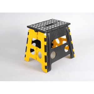 Sgabello pieghevole nero e giallo con pois bianchi sul piano.