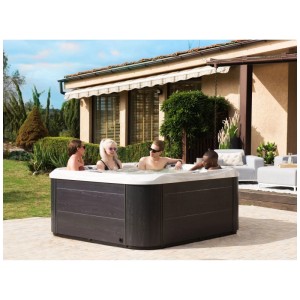 Spa extérieur Beliani Lastarria gris pour 5 personnes sur terrasse. Détente avec hydromassage au jardin.