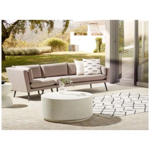 Divano da giardino Beliani Loretello beige 3 posti, lato sinistro, su patio. Arredo lounge modulare con cuscini.