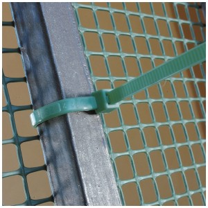 Collier de serrage vert Tenax Fix-Tie L fixant un brise-vue de balcon à une clôture.