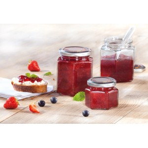 Leifheit Sechskantgläser, 106 ml, gefüllt mit Marmelade und Konfitüre, auf einem Tisch mit Beeren.