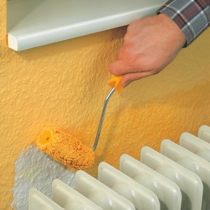 LUX Vestanroller XL 12 cm beim Streichen einer Wand über einem Heizkörper.