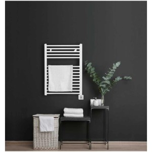 Radiateur sèche-serviettes blanc Sonnenkönig Uni 1 avec serviette sur mur sombre.