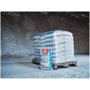 Sacco di sale antighiaccio svizzero Taufix da 25 kg su pallet, spargisale invernale per ghiaccio e neve.
