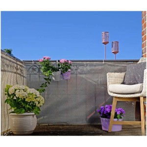 Brise-vue balcon Videx Garden beige-anthracite comme écran d'intimité sur un balcon avec des plantes et des meubles.