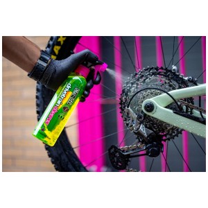 Anwendung: Muc-Off Drivetrain Cleaner Kettenreiniger im Einsatz am Fahrrad. Teil des Ultimate Bicycle Kit.