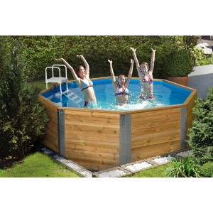 Piscine en bois Weka avec échelle et personnes se baignant dans le jardin.