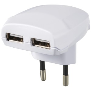 Skross Euro Adapter mit 2 USB-Anschlüssen zum Laden von USB-Geräten.