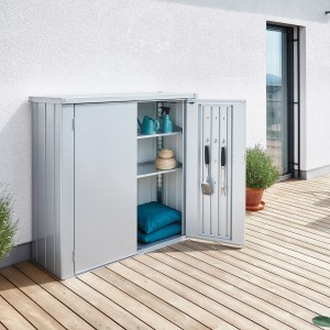 Armoire de terrasse Biohort Romeo Gr. M argentée avec porte ouverte sur une terrasse. Armoire de jardin avec étagères.