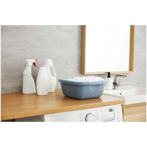 Blaues Rotho Becken Daily (34x34 cm, 8 l) mit Schaum auf Waschmaschine im Bad.