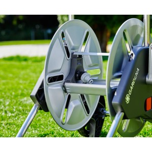 Gardena CleverRoll M Metal avvolgitubo: Robusto tamburo in metallo per tubi da giardino.