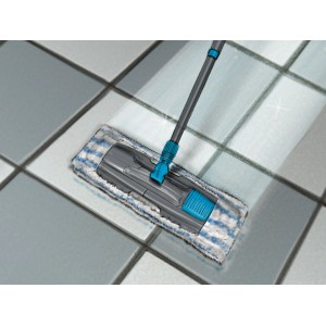 Balai à franges avec housse microfibre bleu et blanc pour carrelage et sols en pierre.