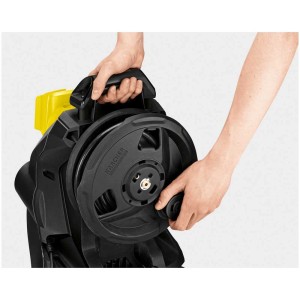 Nettoyeur haute pression Kärcher K 5 Premium Power Control avec enrouleur de flexible en utilisation.