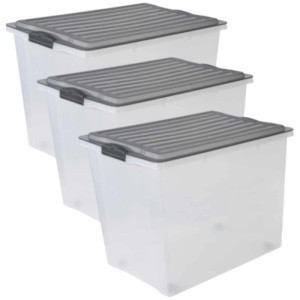 Set da 3 contenitori Rotho Compact, 70 l, trasparenti con coperchi grigi, impilabili.