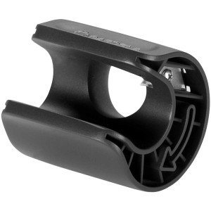 Gros plan de l'outil de coupe Gardena pour tuyau de raccordement de 25 mm.