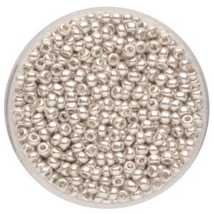 Metallisch silberne Rocailles Perlen (2,6 mm) im transparenten Behälter für Schmuckbasteln.