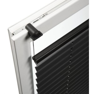 Support de serrage noir Gardinia Concept pour store plissé monté sur un vantail de fenêtre.