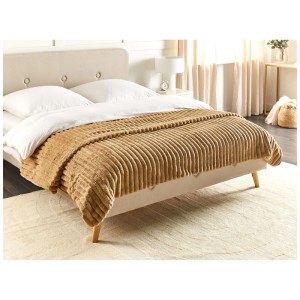 Copriletto Beliani Rakya in pelliccia sintetica marrone chiaro (200x220 cm) su un letto.