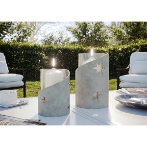 Due portacandele grigi in Ultrament Bastel Beton con stelle su un tavolo in giardino.
