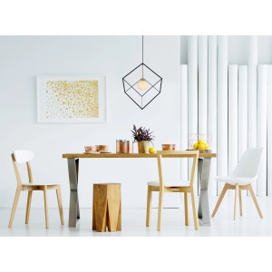 Suspension moderne Näve Cadre 30 cm au-dessus d'une table à manger avec décorations.