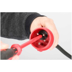 Rallonge CEE noire de 10 m (5 pôles) avec fiche rouge testée avec un tournevis.