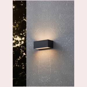Applique murale extérieure LED Eglo Spongano noire moderne avec lumière blanche chaude sur mur gris.