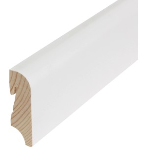 Gros plan : Plinthe blanche en bois massif, vue de profil.