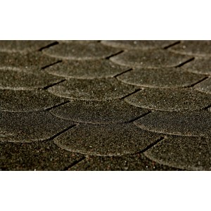 Gros plan sur des bardeaux bitumés anthracite Weka queue de castor pour abris de jardin.