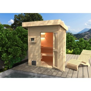 Sauna Weka Naantali en épicéa brut avec porte ouverte et chaise longue dans le jardin.