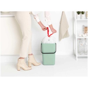 Brabantia Abfallbehälter Sort & Go, jade-grün, 25L, mit Müllbeutel in Nutzung.