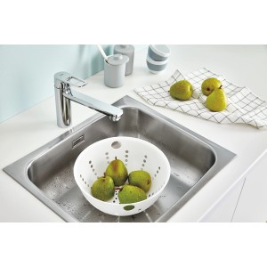 Miscelatore monocomando per lavello Grohe QuickFix Start Loop cromato con bocca media in un lavello.