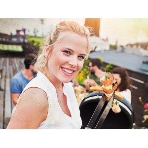 Femme tenant des pinces avec des crevettes au-dessus du grill. Set de 3 ustensiles pour barbecue Jamestown.