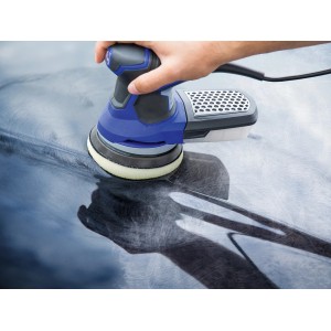 Pad de polissage LUX Comfort Ø 125 mm utilisé sur une surface sombre.