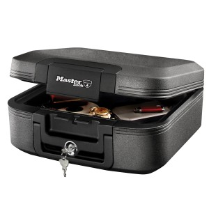 Cassetta di sicurezza Master Lock aperta, resistente all'acqua e al fuoco, con chiave e contenuto.