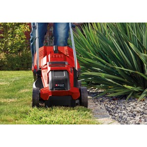 Tagliaerba a batteria rosso Einhell GE-CM 18/32 Li-Solo in uso su prato.