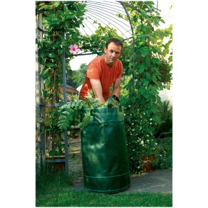 Contenitore multiuso verde Everbag (770x450x450 mm) in uso giardino con uomo.